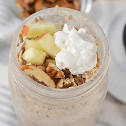 A mason jar of apple pie overnight oats.