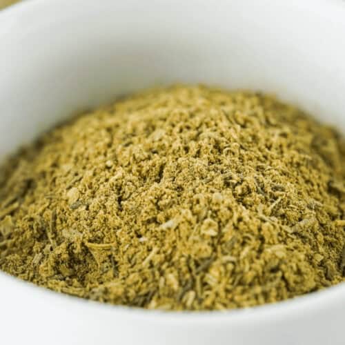 A bowl of the finished substitute for poultry seasoning.