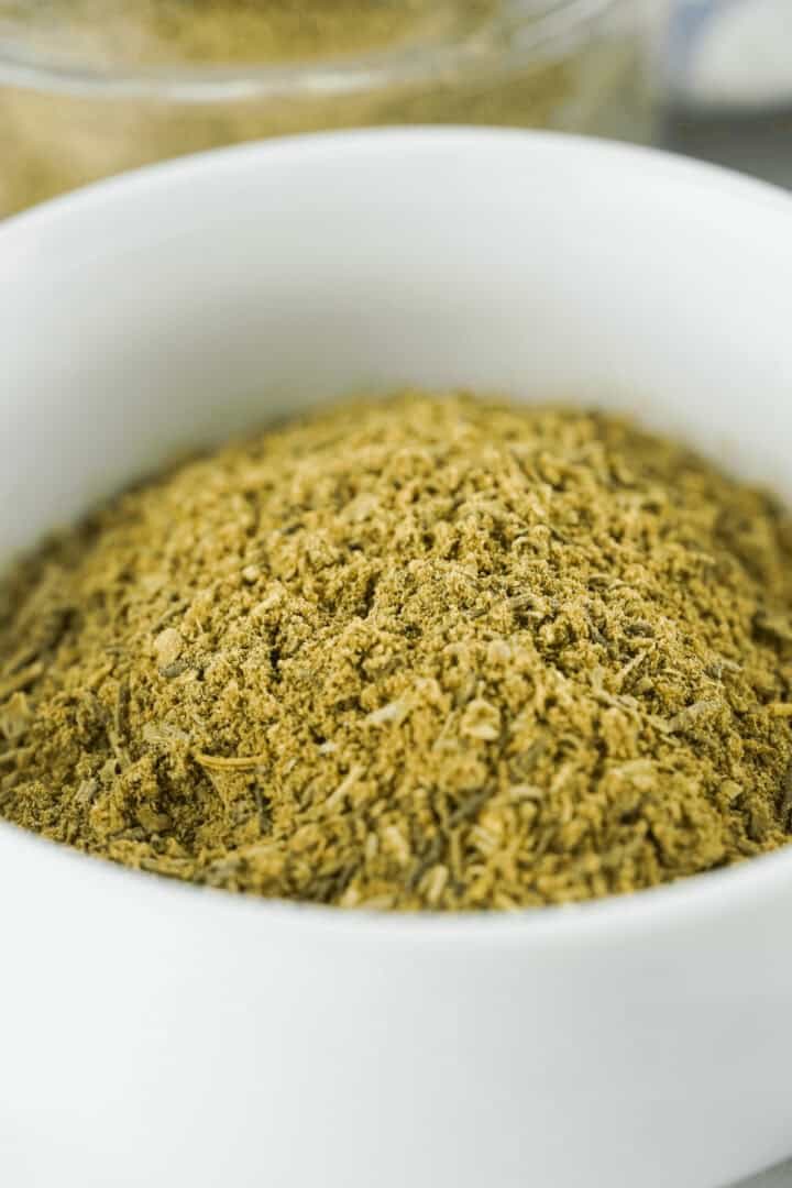 A bowl of the finished substitute for poultry seasoning.